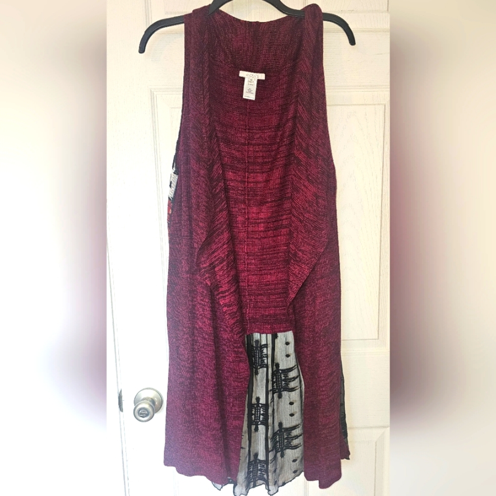 Stylish Sleeveless Burgundy and Black Top